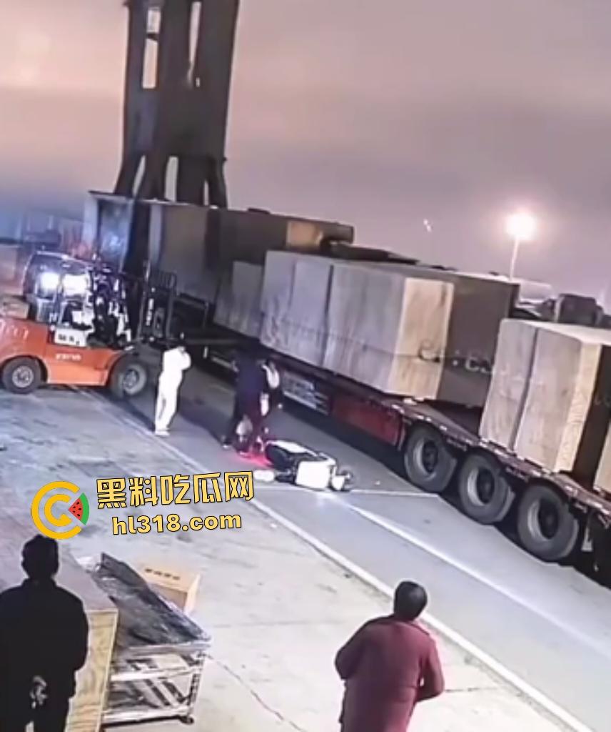 厂内精神小伙耍帅飙电动车遭叉车爆头,撞飞断颈抽搐,几秒后又来第二人紧跟送命! 第3张 厂内精神小伙耍帅飙电动车遭叉车爆头,撞飞断颈抽搐,几秒后又来第二人紧跟送命! 第3张
