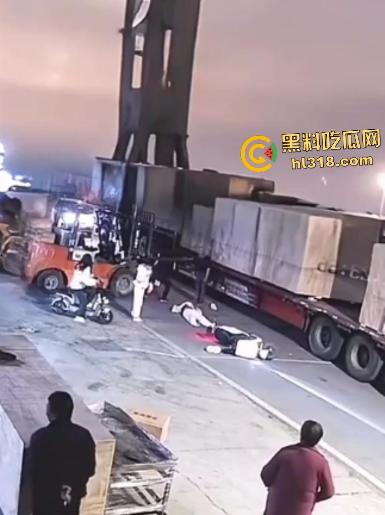 厂内精神小伙耍帅飙电动车遭叉车爆头,撞飞断颈抽搐,几秒后又来第二人紧跟送命! 第4张 厂内精神小伙耍帅飙电动车遭叉车爆头,撞飞断颈抽搐,几秒后又来第二人紧跟送命! 第4张