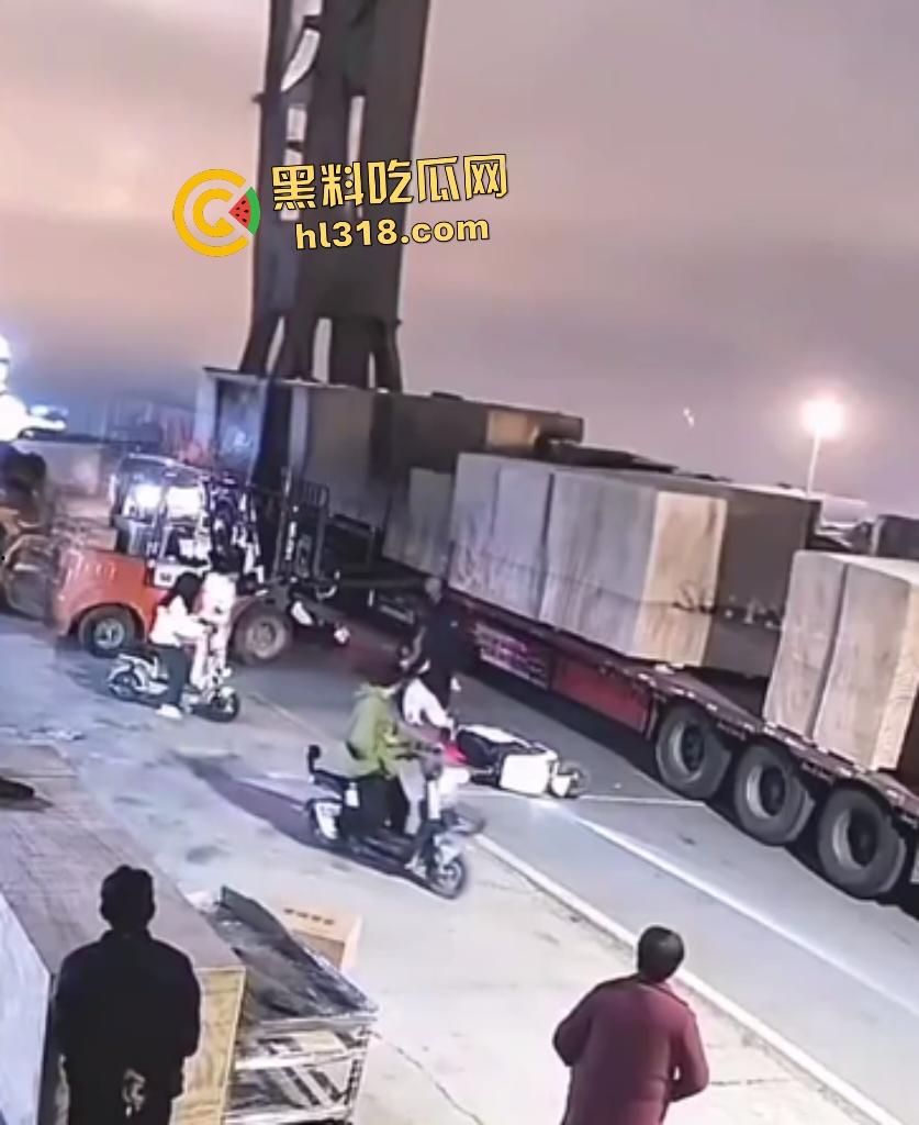 厂内精神小伙耍帅飙电动车遭叉车爆头,撞飞断颈抽搐,几秒后又来第二人紧跟送命! 第5张 厂内精神小伙耍帅飙电动车遭叉车爆头,撞飞断颈抽搐,几秒后又来第二人紧跟送命! 第5张