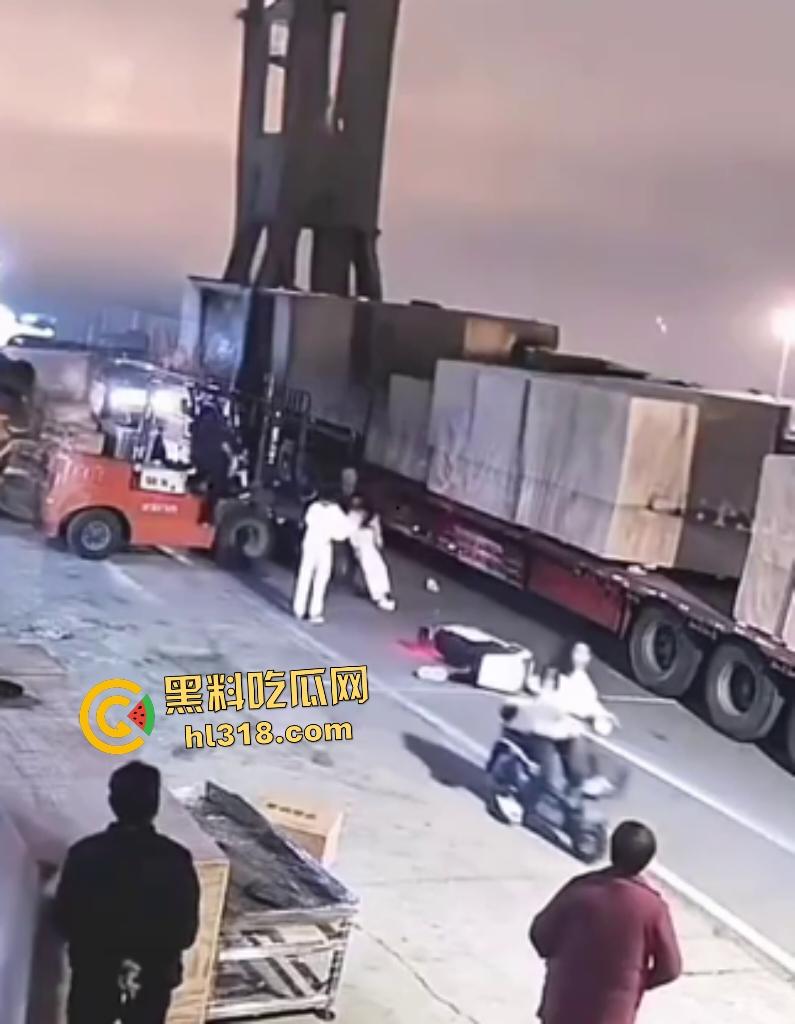 厂内精神小伙耍帅飙电动车遭叉车爆头,撞飞断颈抽搐,几秒后又来第二人紧跟送命! 第7张 厂内精神小伙耍帅飙电动车遭叉车爆头,撞飞断颈抽搐,几秒后又来第二人紧跟送命! 第7张