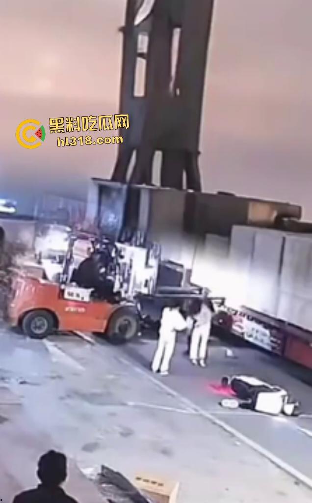 厂内精神小伙耍帅飙电动车遭叉车爆头,撞飞断颈抽搐,几秒后又来第二人紧跟送命! 第8张 厂内精神小伙耍帅飙电动车遭叉车爆头,撞飞断颈抽搐,几秒后又来第二人紧跟送命! 第8张