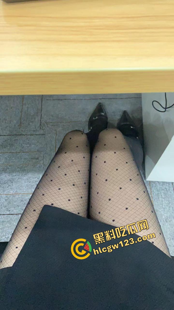 这秘书骚得要命,结婚照样每天黑丝高跟上班,撅屁股装掉笔逼都快露出来了,鸡巴都被看肿了! 第7张 这秘书骚得要命,结婚照样每天黑丝高跟上班,撅屁股装掉笔逼都快露出来了,鸡巴都被看肿了! 第7张