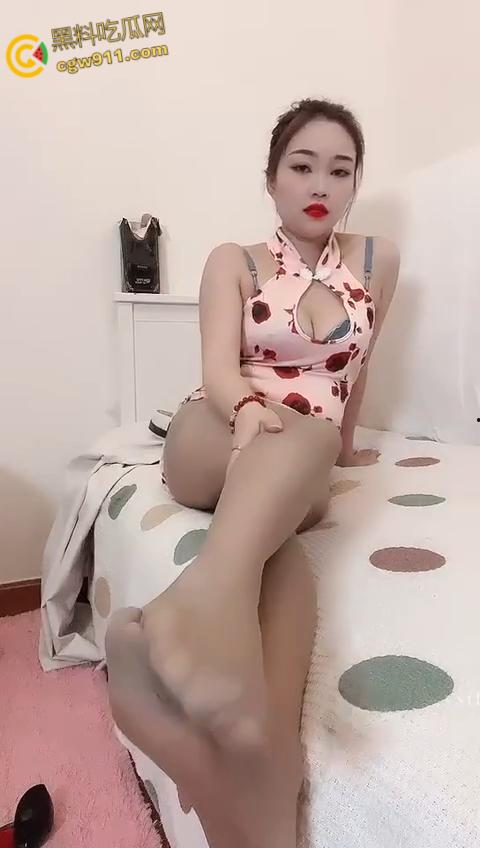 快手御姐网红【曾妹老板娘】，与榜一大哥裸聊视频流出，丰满翘臀自摸浪叫，反差骚浪令你欲火焚身！  第2张