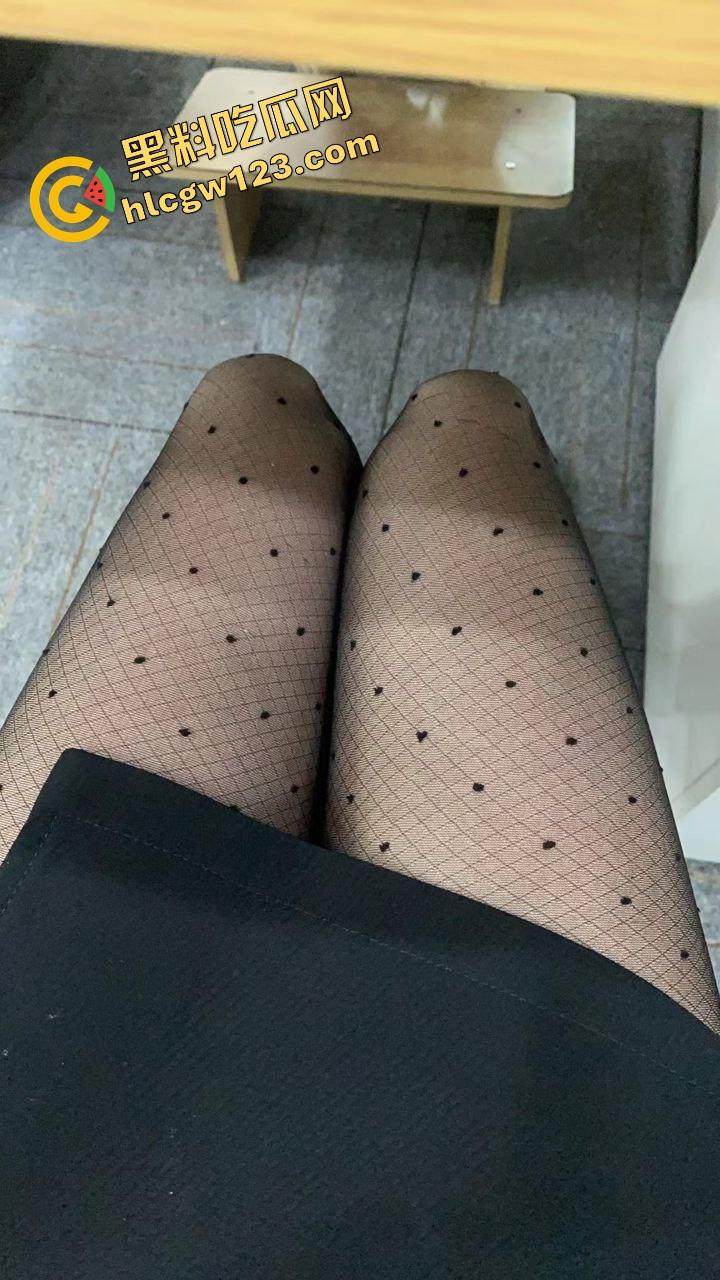 这秘书骚得要命,结婚照样每天黑丝高跟上班,撅屁股装掉笔逼都快露出来了,鸡巴都被看肿了! 第10张 这秘书骚得要命,结婚照样每天黑丝高跟上班,撅屁股装掉笔逼都快露出来了,鸡巴都被看肿了! 第10张