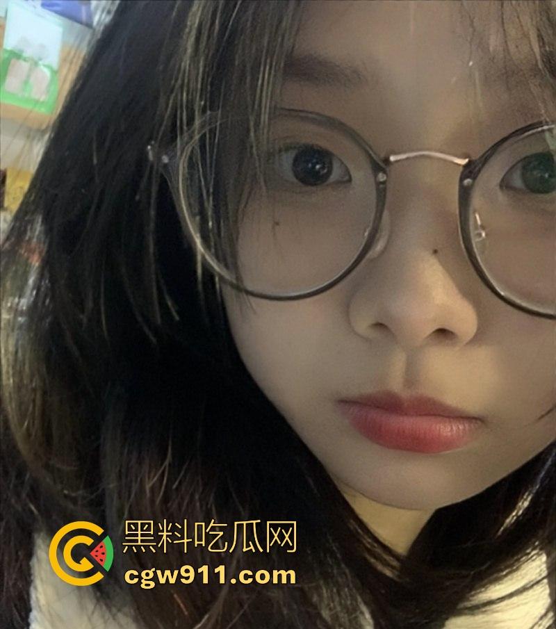 深圳职业学院清纯眼镜学生妹【林肖莹】不雅视频曝光，舌头灵活舔弄大屌，红薯插逼自慰，大饱眼福！  第1张