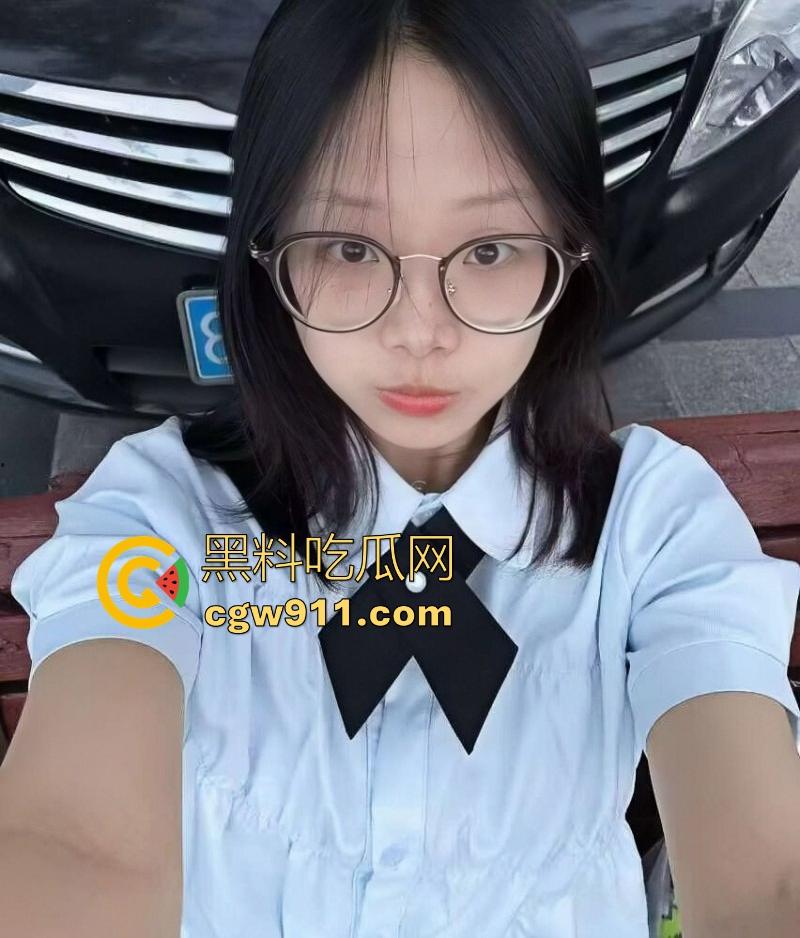 深圳职业学院清纯眼镜学生妹【林肖莹】不雅视频曝光，舌头灵活舔弄大屌，红薯插逼自慰，大饱眼福！  第3张