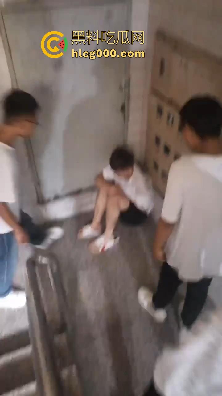 黑龙江绥化市三中，一未成年学生因没有带说好的烟，被多名同学多次霸凌，就敢欺负老实人是吧！  第1张