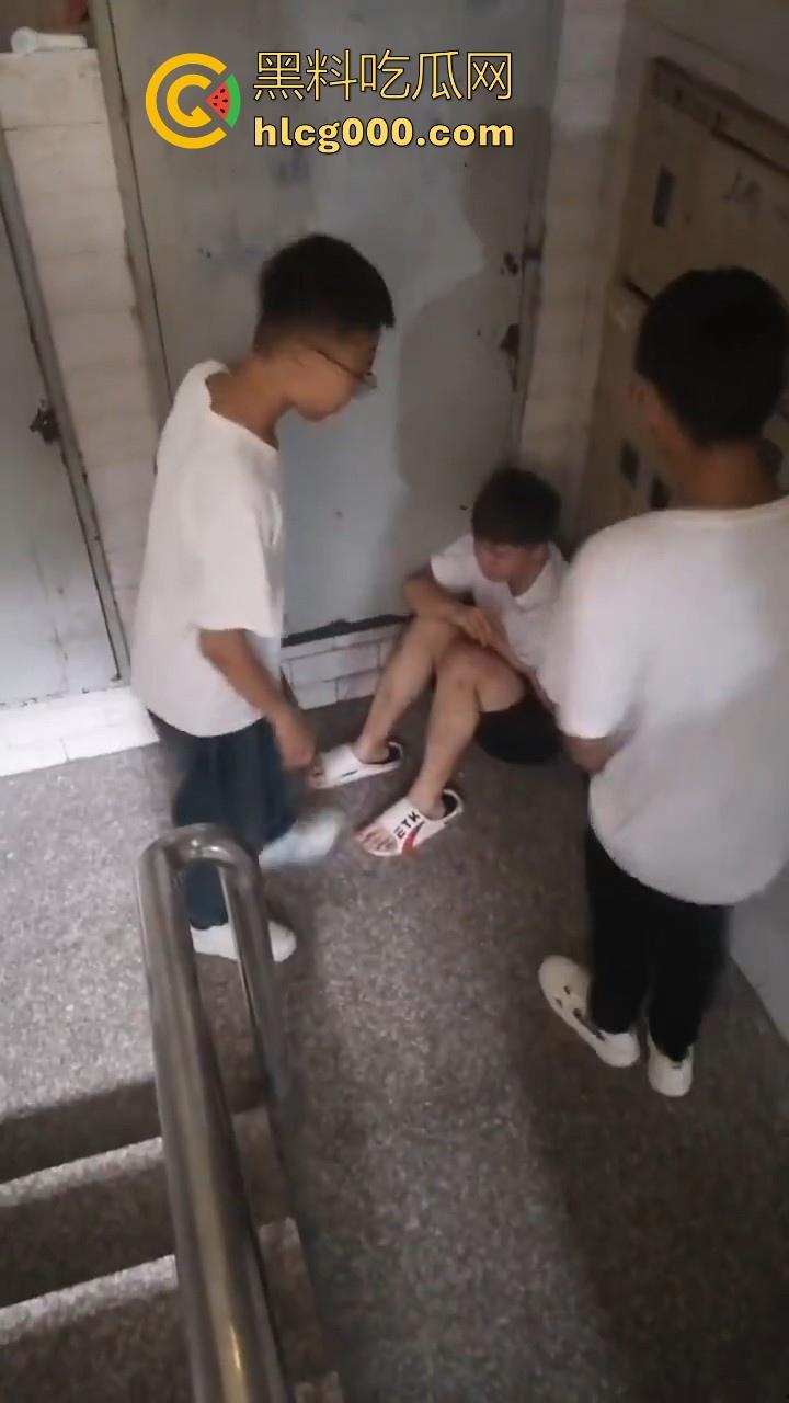 黑龙江绥化市三中，一未成年学生因没有带说好的烟，被多名同学多次霸凌，就敢欺负老实人是吧！  第3张