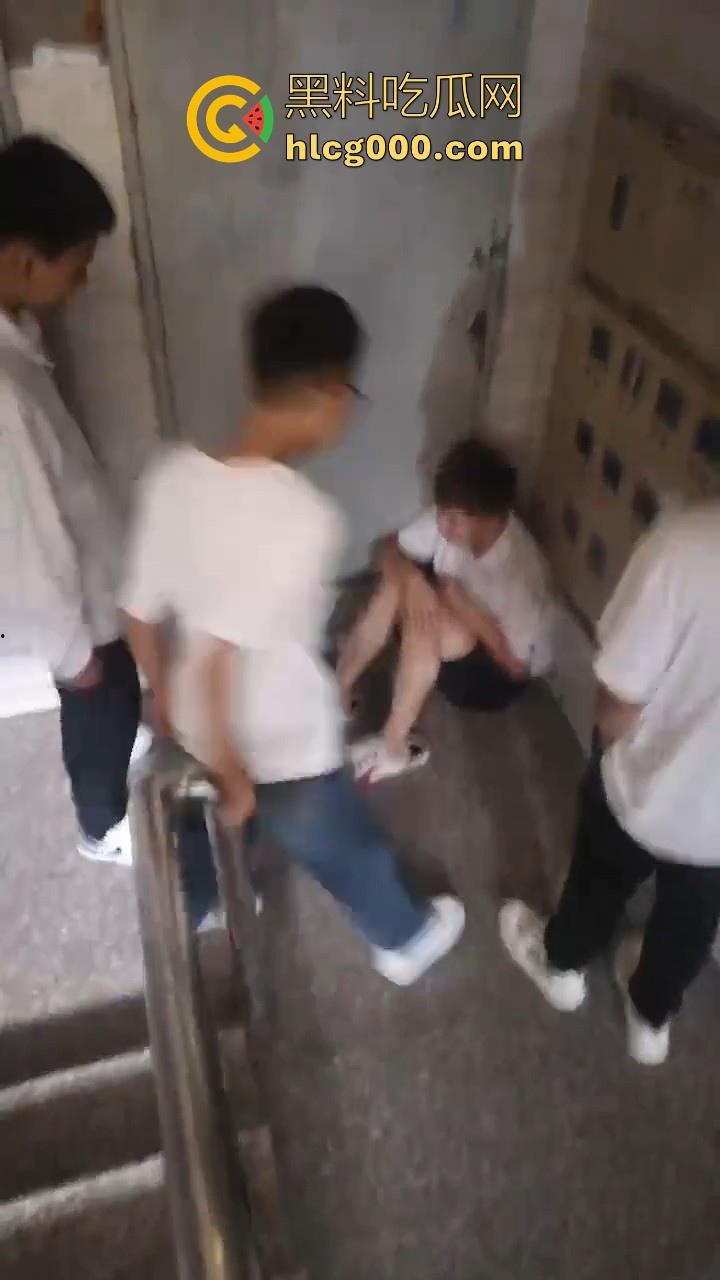 黑龙江绥化市三中，一未成年学生因没有带说好的烟，被多名同学多次霸凌，就敢欺负老实人是吧！  第4张