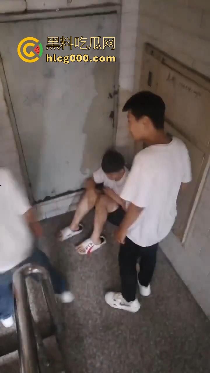 黑龙江绥化市三中，一未成年学生因没有带说好的烟，被多名同学多次霸凌，就敢欺负老实人是吧！  第6张