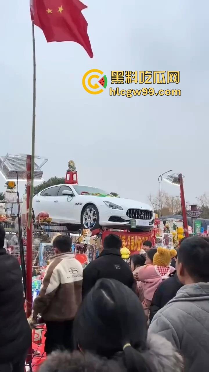 郑州集市惊现史上最壕套圈奖品，玛莎拉蒂总裁成最终Boss，小伙们疯抢 场面堪比海王争霸赛！  第1张