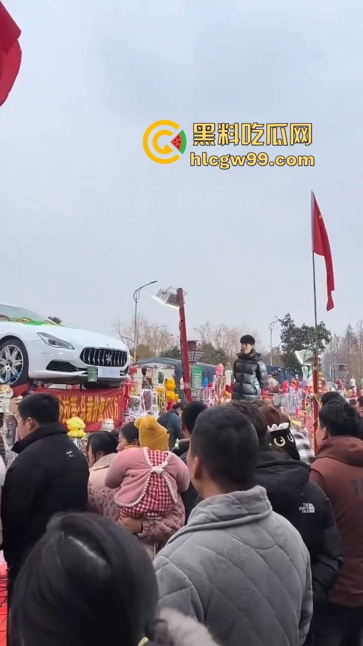 郑州集市惊现史上最壕套圈奖品，玛莎拉蒂总裁成最终Boss，小伙们疯抢 场面堪比海王争霸赛！  第2张
