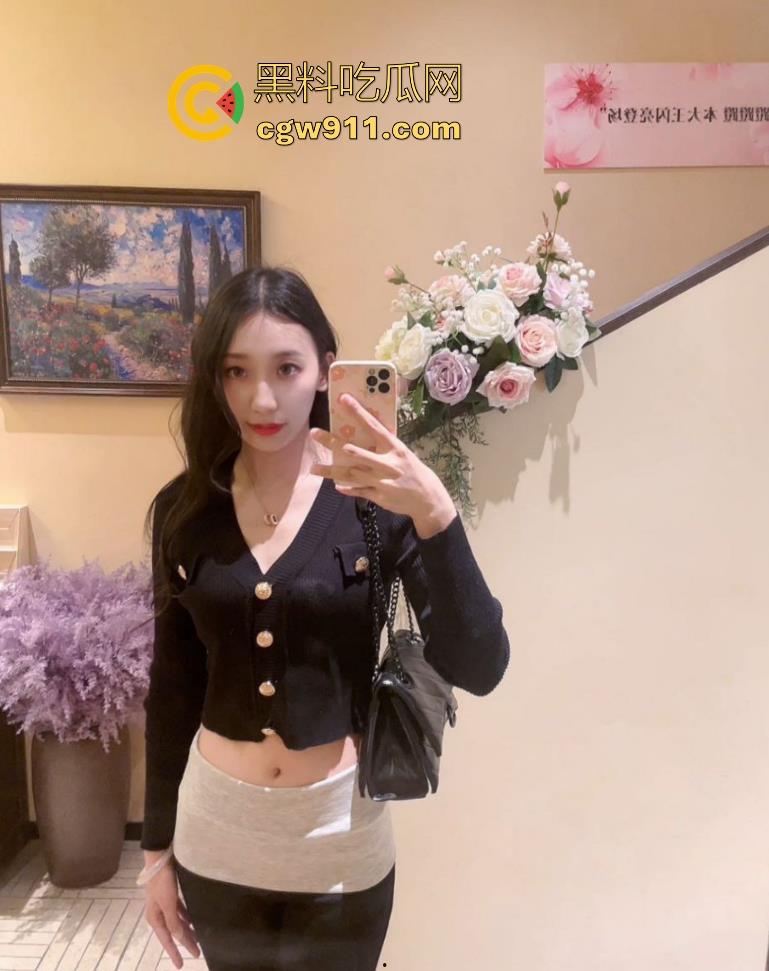 这难道又是理发师的宣传视频吗？少妇剪个头发手极其不老实，一直掏理发师的鸡鸡，其实这工作我能胜任的！  第1张