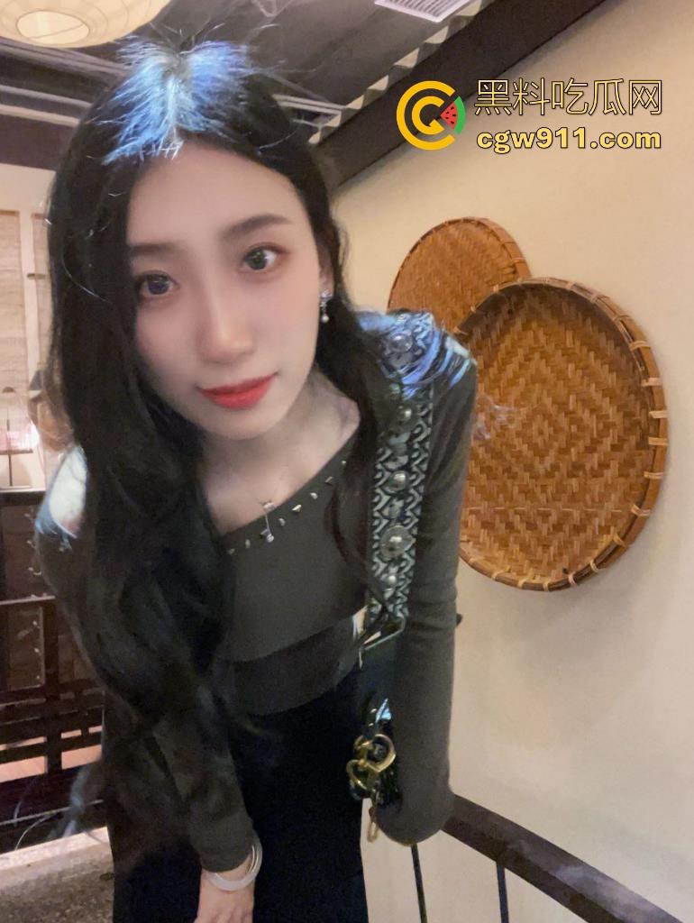 这难道又是理发师的宣传视频吗？少妇剪个头发手极其不老实，一直掏理发师的鸡鸡，其实这工作我能胜任的！  第2张