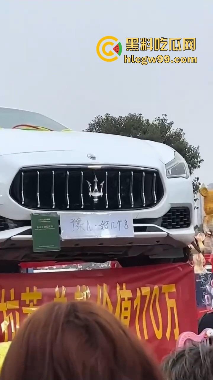 郑州集市惊现史上最壕套圈奖品，玛莎拉蒂总裁成最终Boss，小伙们疯抢 场面堪比海王争霸赛！  第8张