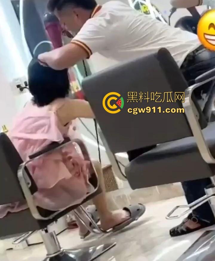 这难道又是理发师的宣传视频吗？少妇剪个头发手极其不老实，一直掏理发师的鸡鸡，其实这工作我能胜任的！  第3张