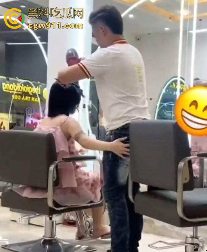 这难道又是理发师的宣传视频吗？少妇剪个头发手极其不老实，一直掏理发师的鸡鸡，其实这工作我能胜任的！  第4张