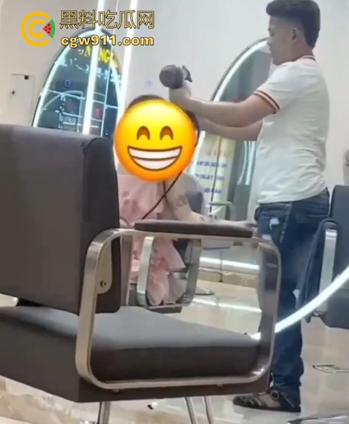 这难道又是理发师的宣传视频吗？少妇剪个头发手极其不老实，一直掏理发师的鸡鸡，其实这工作我能胜任的！  第5张