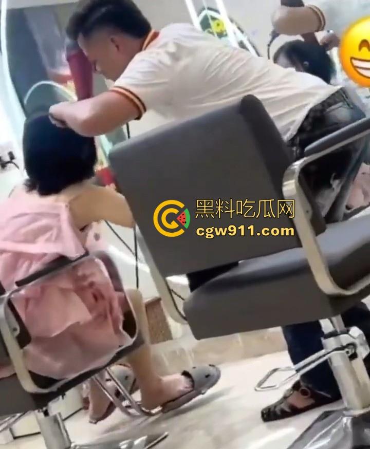 这难道又是理发师的宣传视频吗？少妇剪个头发手极其不老实，一直掏理发师的鸡鸡，其实这工作我能胜任的！  第6张