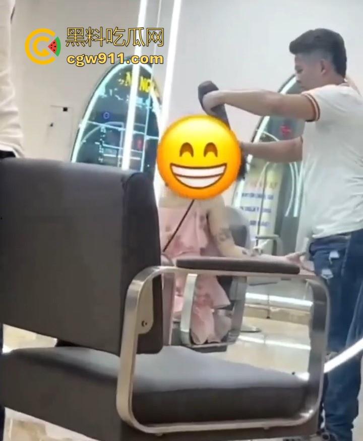 这难道又是理发师的宣传视频吗？少妇剪个头发手极其不老实，一直掏理发师的鸡鸡，其实这工作我能胜任的！  第7张