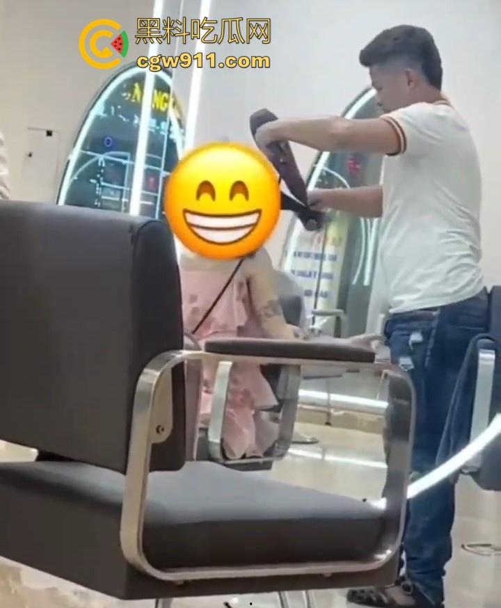 这难道又是理发师的宣传视频吗？少妇剪个头发手极其不老实，一直掏理发师的鸡鸡，其实这工作我能胜任的！  第8张