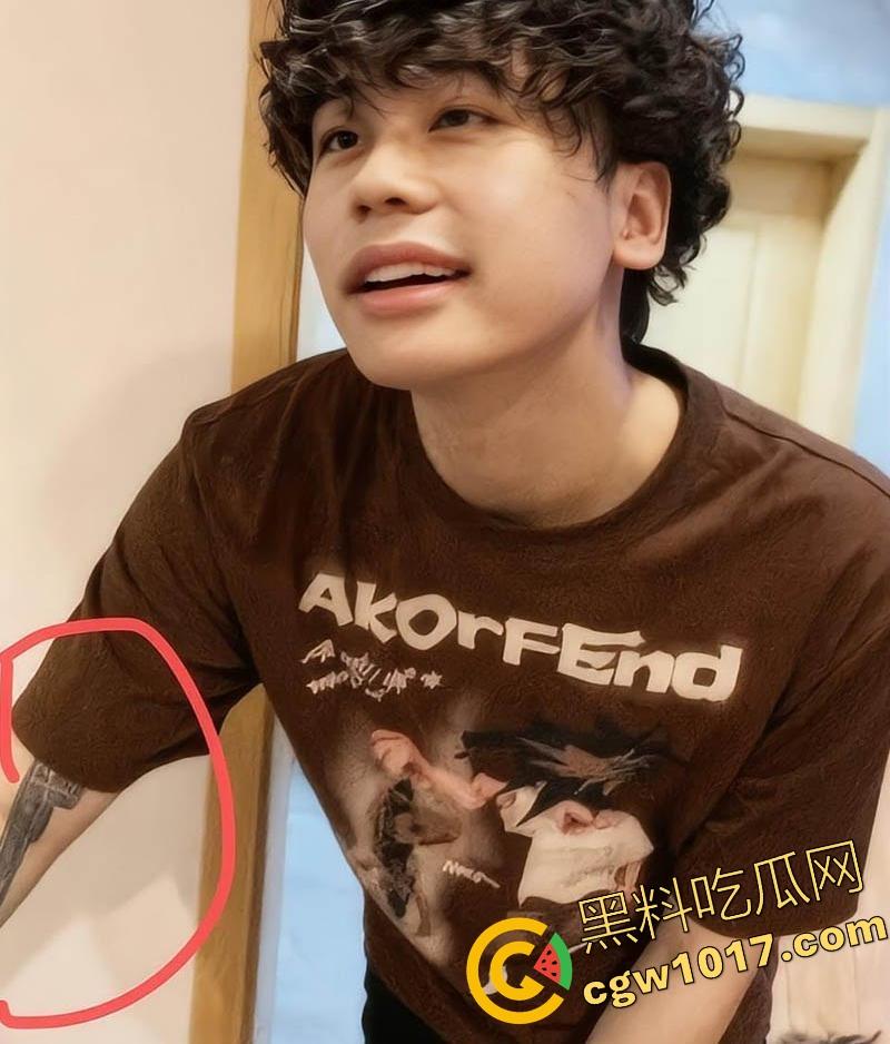 昔日抖音第一枪【厄卡伦】重出江湖,回归第一炮还是给了老情人,高颜值反差人妻,全程露脸舔掉骑乘,骚到飞起! 第3张 昔日抖音第一枪【厄卡伦】重出江湖,回归第一炮还是给了老情人,高颜值反差人妻,全程露脸舔掉骑乘,骚到飞起! 第3张