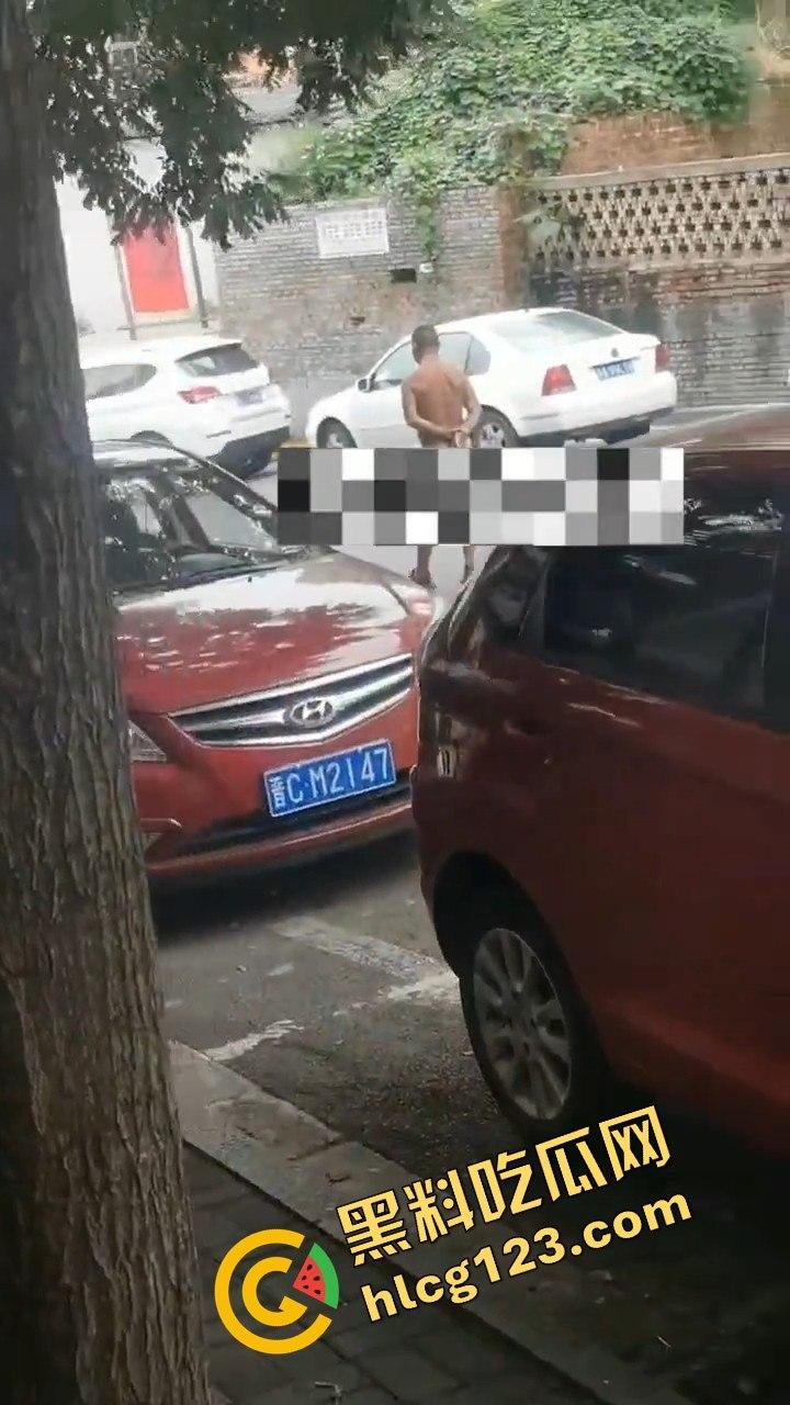 山西阳泉疯狂男子保晋路发疯砸车，连警车也不放过！  第2张