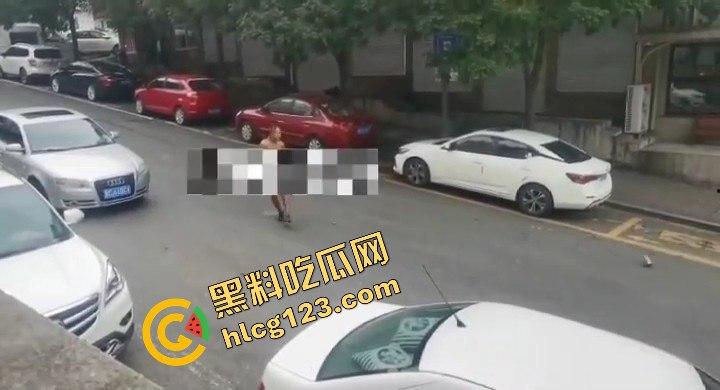 山西阳泉疯狂男子保晋路发疯砸车，连警车也不放过！  第3张