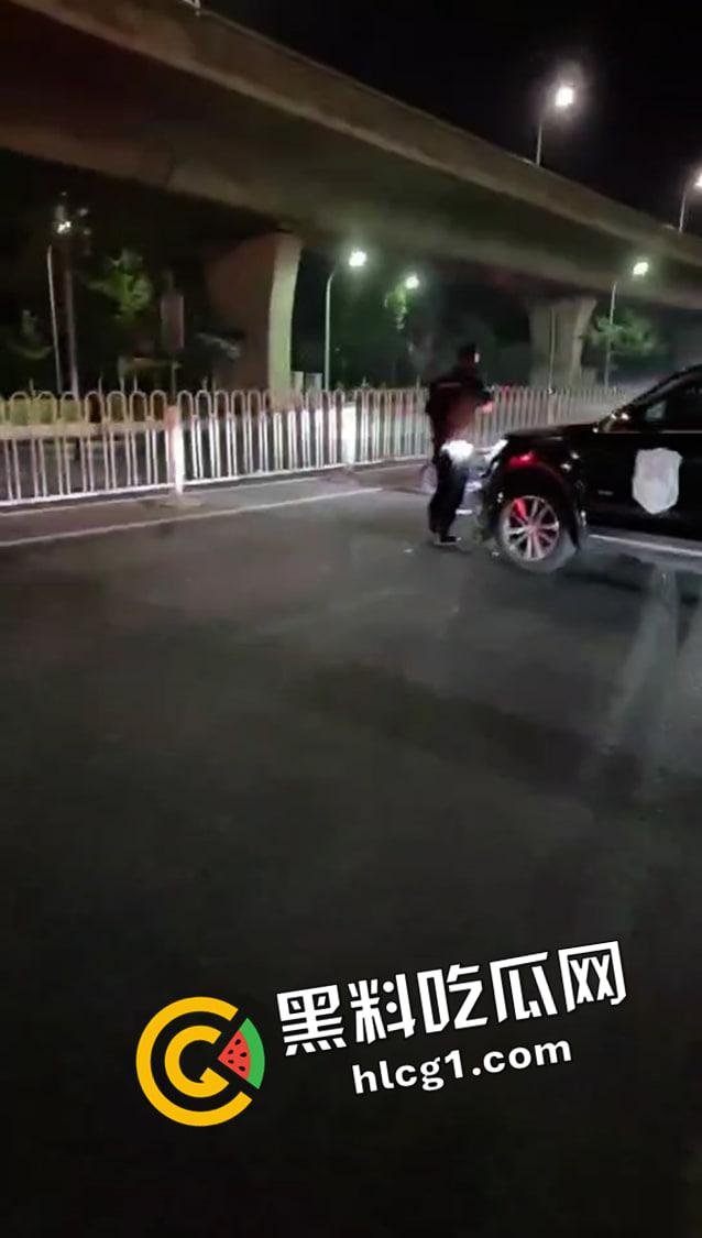 山东临沂精神小伙撞警车逃跑现场吃瓜 鬼火把警车撞了先跑路 留下警察在风中凌乱  第5张