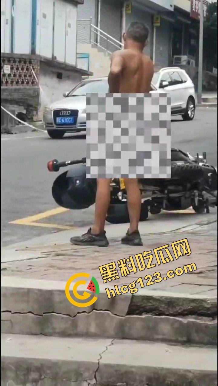 山西阳泉疯狂男子保晋路发疯砸车，连警车也不放过！  第9张