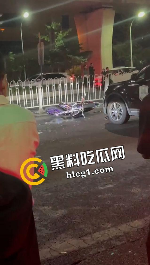 山东临沂精神小伙撞警车逃跑现场吃瓜 鬼火把警车撞了先跑路 留下警察在风中凌乱  第6张