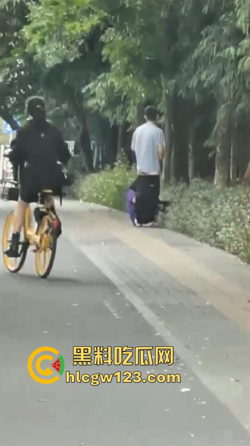 浙江情侣街边做爱,无视行人当街啪啪,还有一男子直接就站旁边看,玩的真够大胆的! 第3张 浙江情侣街边做爱,无视行人当街啪啪,还有一男子直接就站旁边看,玩的真够大胆的! 第3张