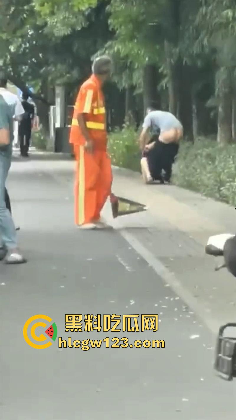 浙江情侣街边做爱,无视行人当街啪啪,还有一男子直接就站旁边看,玩的真够大胆的! 第4张 浙江情侣街边做爱,无视行人当街啪啪,还有一男子直接就站旁边看,玩的真够大胆的! 第4张