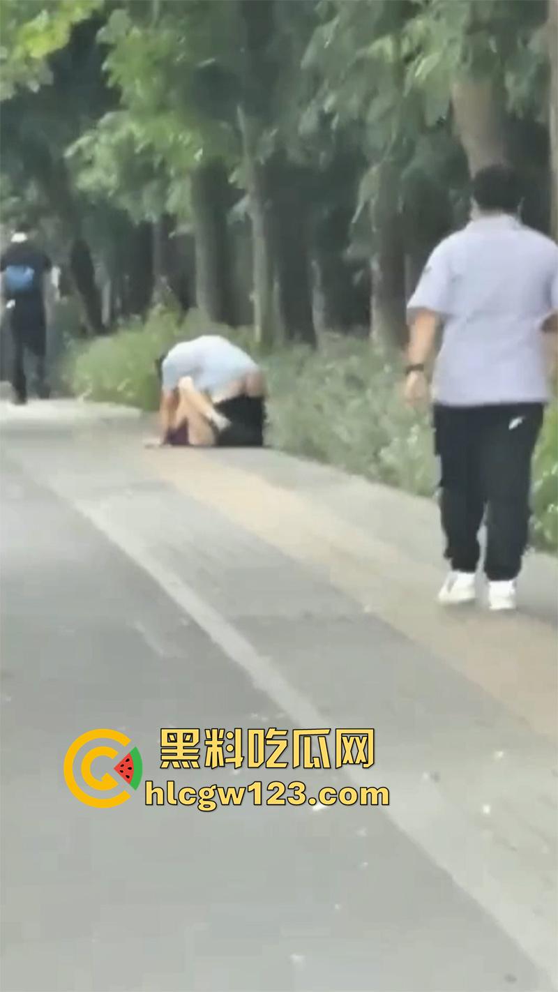 浙江情侣街边做爱,无视行人当街啪啪,还有一男子直接就站旁边看,玩的真够大胆的! 第5张 浙江情侣街边做爱,无视行人当街啪啪,还有一男子直接就站旁边看,玩的真够大胆的! 第5张