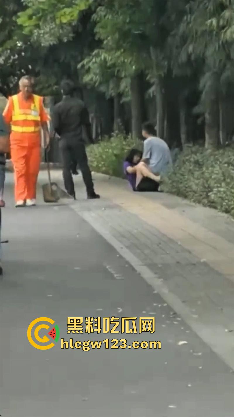 浙江情侣街边做爱,无视行人当街啪啪,还有一男子直接就站旁边看,玩的真够大胆的! 第6张 浙江情侣街边做爱,无视行人当街啪啪,还有一男子直接就站旁边看,玩的真够大胆的! 第6张