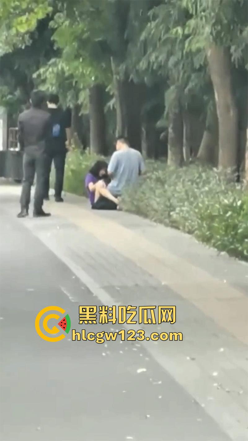 浙江情侣街边做爱，无视行人当街啪啪，还有一男子直接就站旁边看，玩的真够大胆的！  第7张