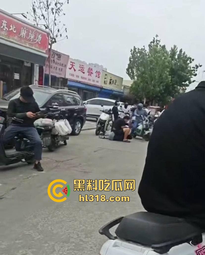 街头小伙斗殴秒变袭警大片,劫持路人当人质,被辣椒水伺候,嚣张得像犯罪片男主! 第1张 街头小伙斗殴秒变袭警大片,劫持路人当人质,被辣椒水伺候,嚣张得像犯罪片男主! 第1张