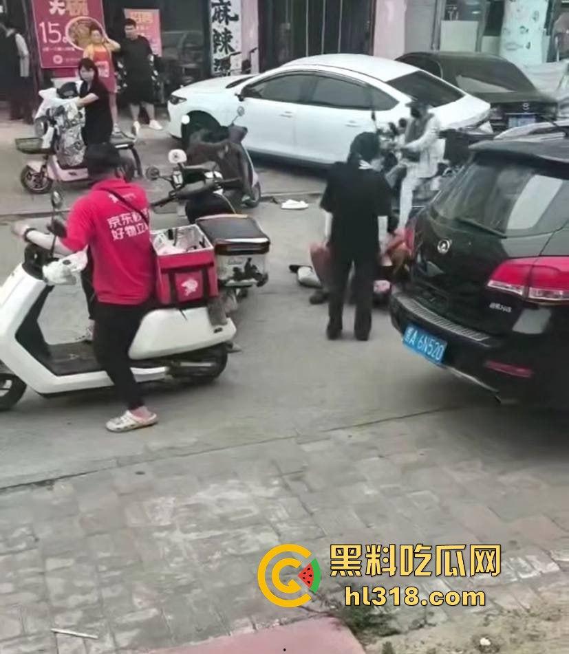 街头小伙斗殴秒变袭警大片,劫持路人当人质,被辣椒水伺候,嚣张得像犯罪片男主! 第2张 街头小伙斗殴秒变袭警大片,劫持路人当人质,被辣椒水伺候,嚣张得像犯罪片男主! 第2张