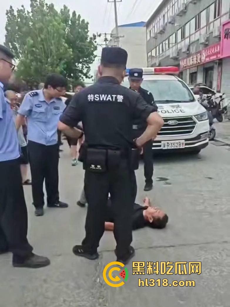 街头小伙斗殴秒变袭警大片,劫持路人当人质,被辣椒水伺候,嚣张得像犯罪片男主! 第3张 街头小伙斗殴秒变袭警大片,劫持路人当人质,被辣椒水伺候,嚣张得像犯罪片男主! 第3张