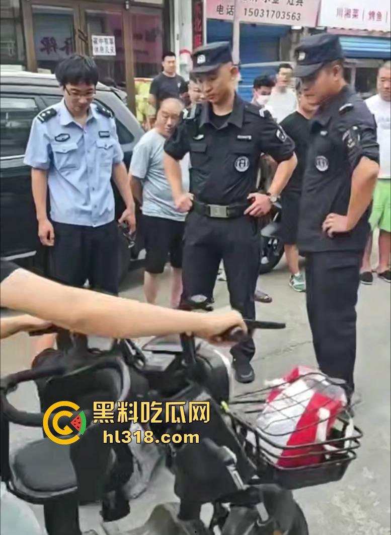 街头小伙斗殴秒变袭警大片,劫持路人当人质,被辣椒水伺候,嚣张得像犯罪片男主! 第4张 街头小伙斗殴秒变袭警大片,劫持路人当人质,被辣椒水伺候,嚣张得像犯罪片男主! 第4张