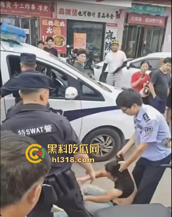 街头小伙斗殴秒变袭警大片,劫持路人当人质,被辣椒水伺候,嚣张得像犯罪片男主! 第5张 街头小伙斗殴秒变袭警大片,劫持路人当人质,被辣椒水伺候,嚣张得像犯罪片男主! 第5张