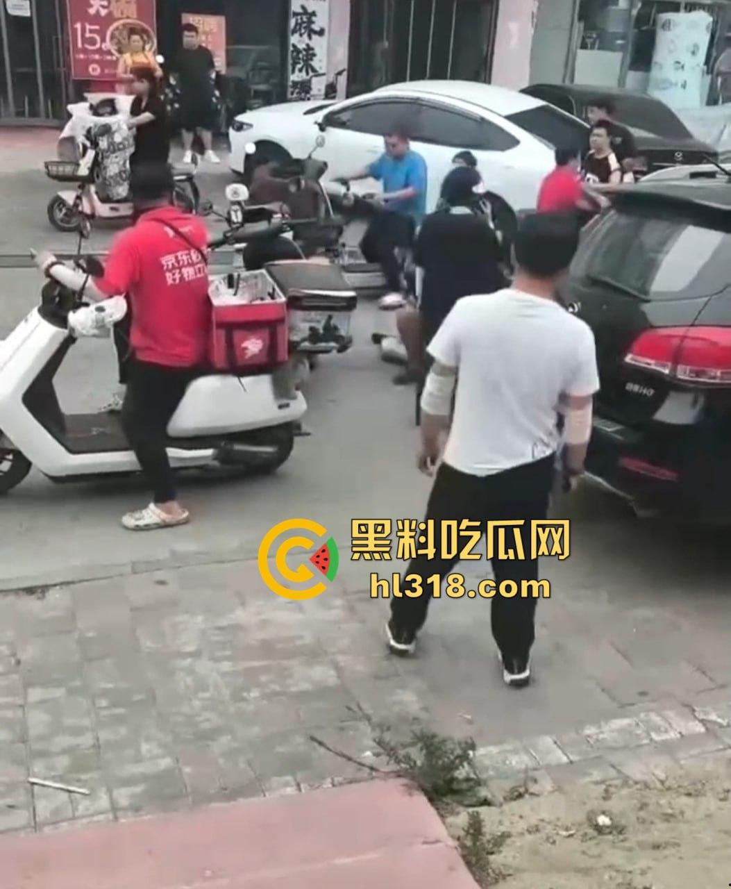 街头小伙斗殴秒变袭警大片,劫持路人当人质,被辣椒水伺候,嚣张得像犯罪片男主! 第7张 街头小伙斗殴秒变袭警大片,劫持路人当人质,被辣椒水伺候,嚣张得像犯罪片男主! 第7张