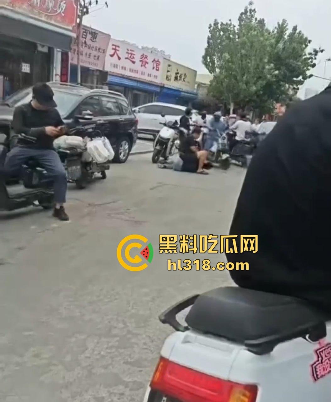 街头小伙斗殴秒变袭警大片,劫持路人当人质,被辣椒水伺候,嚣张得像犯罪片男主! 第8张 街头小伙斗殴秒变袭警大片,劫持路人当人质,被辣椒水伺候,嚣张得像犯罪片男主! 第8张