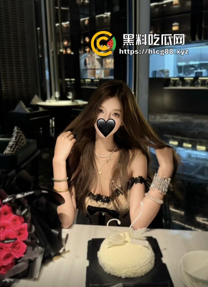 湖南05大学生『姜桃桃』177长腿，直播装纯等有钱鸡巴，奶钉大奶富人专享，69玩出96的姿势！  第2张