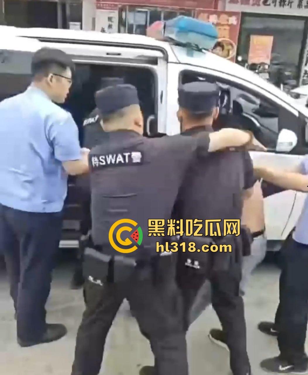 街头小伙斗殴秒变袭警大片,劫持路人当人质,被辣椒水伺候,嚣张得像犯罪片男主! 第9张 街头小伙斗殴秒变袭警大片,劫持路人当人质,被辣椒水伺候,嚣张得像犯罪片男主! 第9张