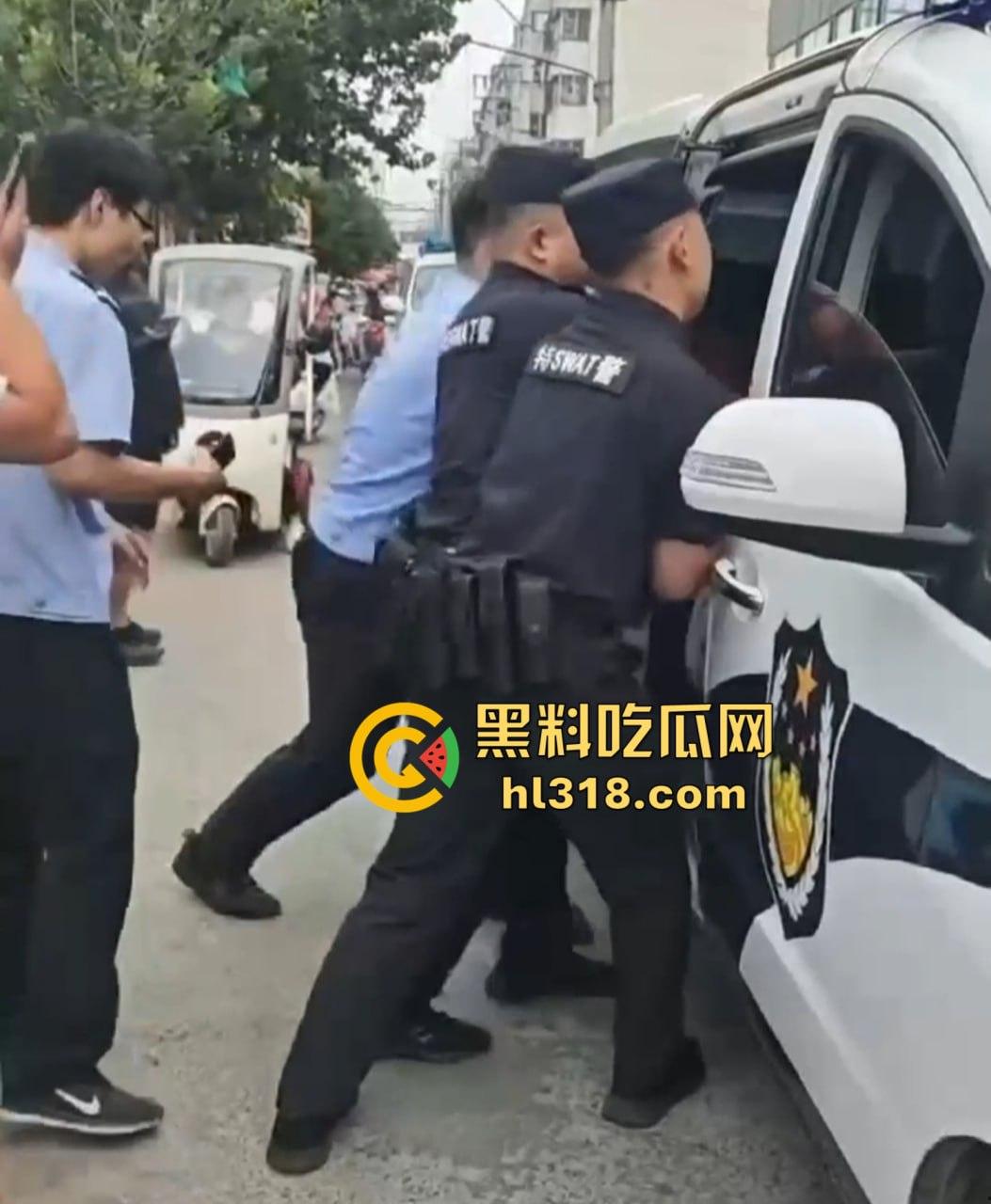 街头小伙斗殴秒变袭警大片,劫持路人当人质,被辣椒水伺候,嚣张得像犯罪片男主! 第10张 街头小伙斗殴秒变袭警大片,劫持路人当人质,被辣椒水伺候,嚣张得像犯罪片男主! 第10张