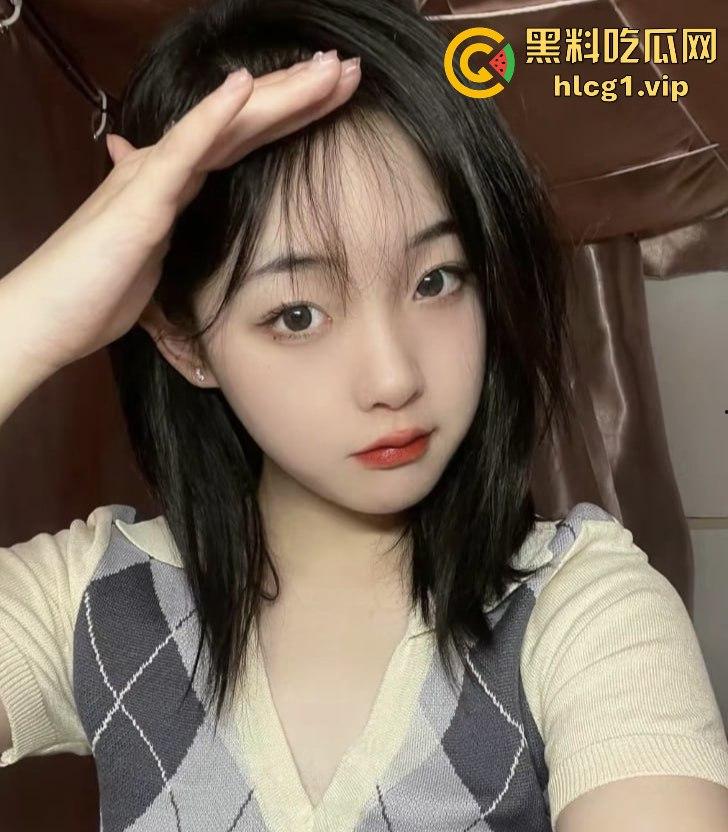 女大学生成了小母狗，逼里塞可乐罐，摇着屁股讨好主人，完全没底线！  第1张