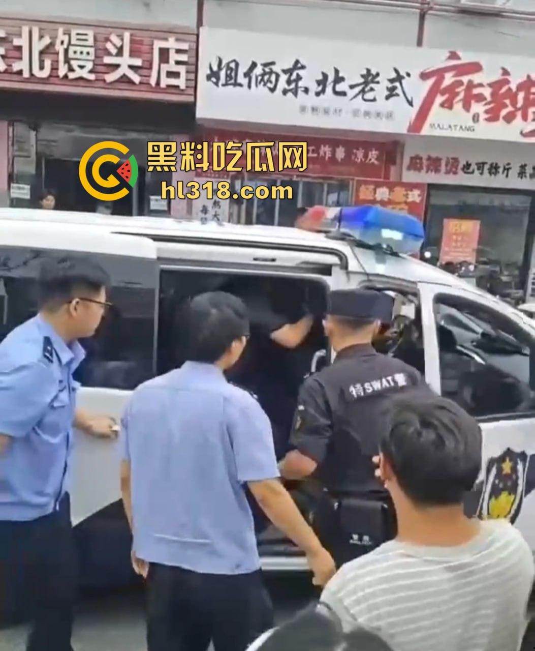 街头小伙斗殴秒变袭警大片,劫持路人当人质,被辣椒水伺候,嚣张得像犯罪片男主! 第11张 街头小伙斗殴秒变袭警大片,劫持路人当人质,被辣椒水伺候,嚣张得像犯罪片男主! 第11张