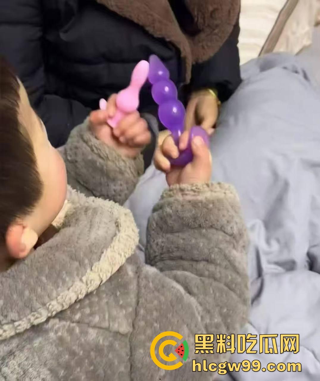 单身姑姑过年遭受社死重击，虎逼熊孩子拿姑姑的跳蛋斗鸡，假鸡巴粘地上拔河，当玩具玩得风生水起！  第1张