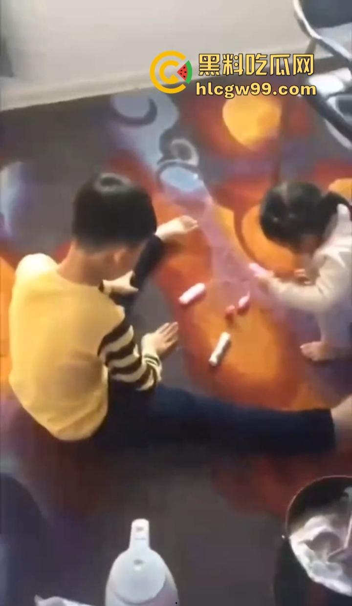单身姑姑过年遭受社死重击，虎逼熊孩子拿姑姑的跳蛋斗鸡，假鸡巴粘地上拔河，当玩具玩得风生水起！  第2张